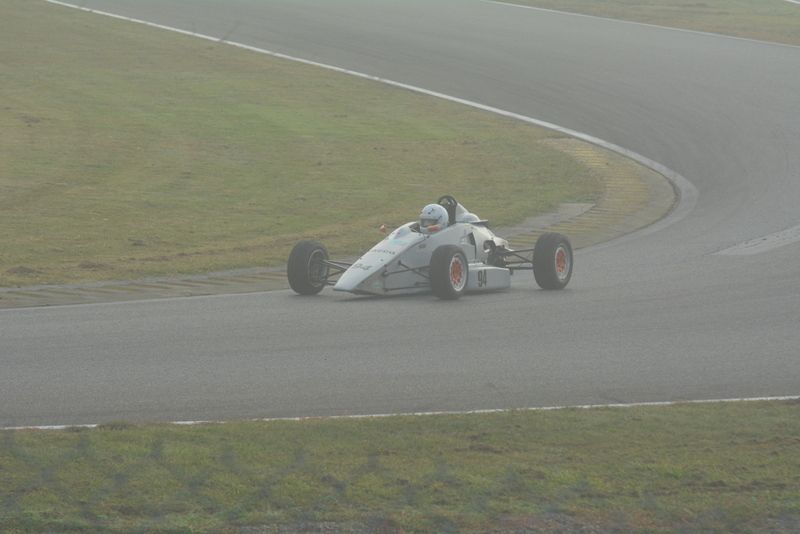 PHOTO DE PISTE AVEC BROUILLARD