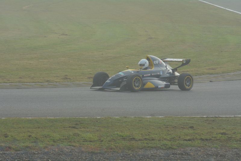 PHOTO DE PISTE AVEC BROUILLARD