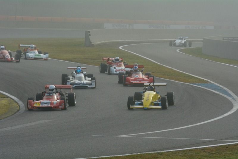 PHOTO DE PISTE AVEC BROUILLARD