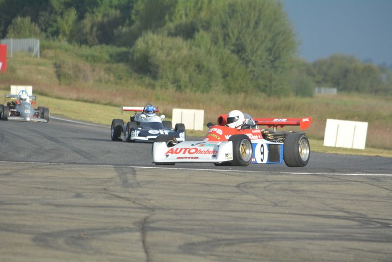 AU BOUT DE LA LIGNE DROITE DU CIRCUIT