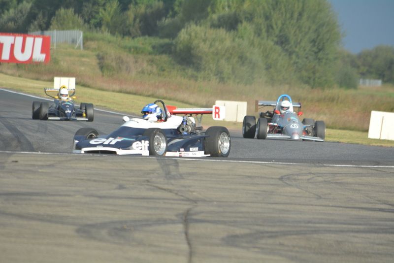 AU BOUT DE LA LIGNE DROITE DU CIRCUIT