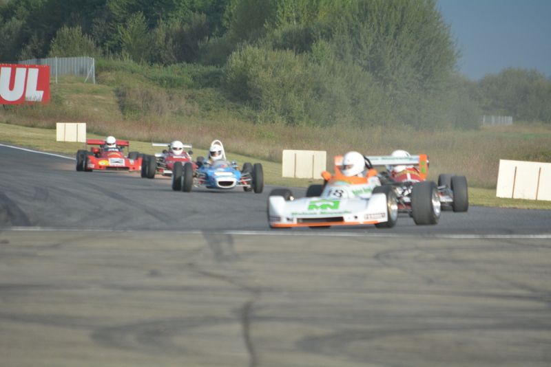 AU BOUT DE LA LIGNE DROITE DU CIRCUIT