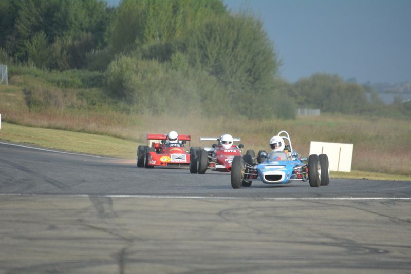 AU BOUT DE LA LIGNE DROITE DU CIRCUIT