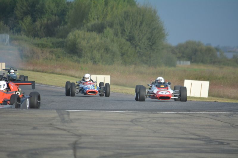 AU BOUT DE LA LIGNE DROITE DU CIRCUIT