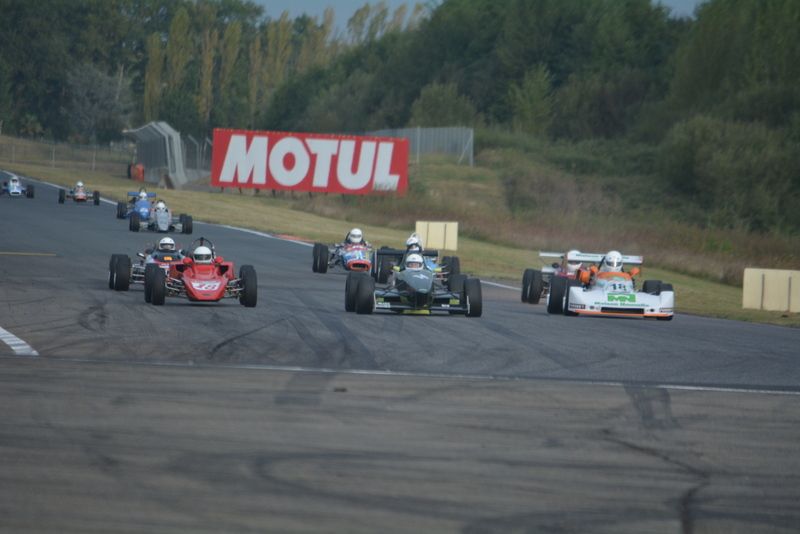 AU BOUT DE LA LIGNE DROITE DU CIRCUIT