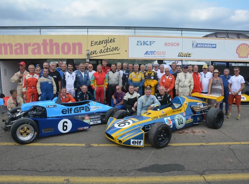 LA PHOTO DU GROUPE PILOTES, AMIS ET COMMISSAIRES DE PISTE